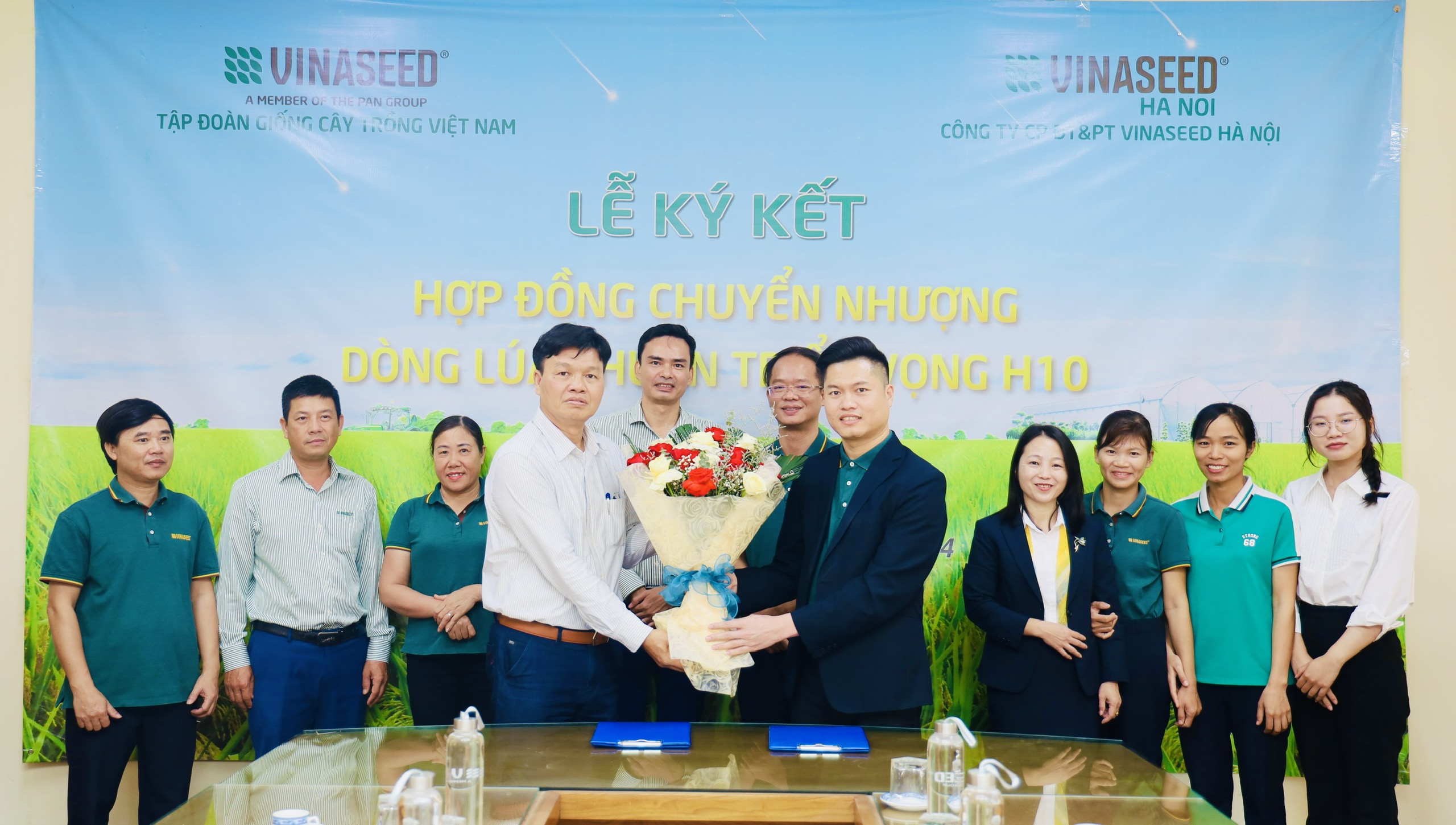 Lễ chuyển giao giống lúa H10 giữa VRDC và Vinaseed Hà Nội